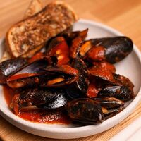 Мидии в соусе аррабьята с чиабаттой из нашей дровяной печи в Vivezza