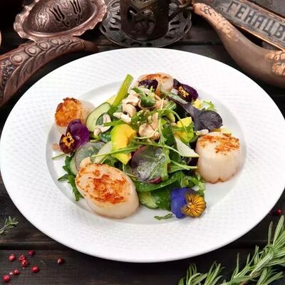 Салат с гребешками в Генацвале на Арбате - грузинский ресторан по цене 1670 ₽