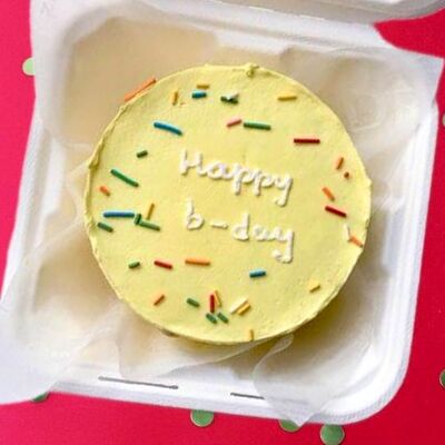 Бенто-торт на день рождения желтый с надписью Happy b-day и посыпкой в Savoro по цене 2090 ₽