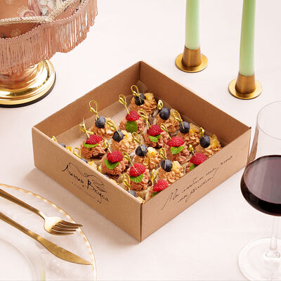 Бокс канапе с куриным пате и свежими ягодами в Линия Вкуса по цене 2900 ₽