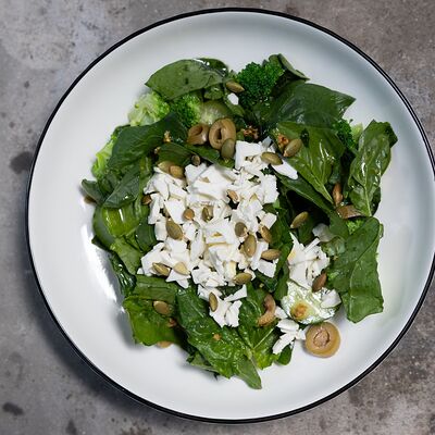 Зеленый салат со шпинатом, брокколи, свежим огурцом, оливками и сыром фета с горчичной заправкойв ЗоЗо по цене 415 ₽