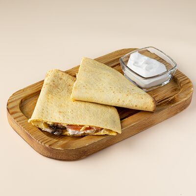 Кесадилья с курицей и грибами в Шарики по цене 340 ₽