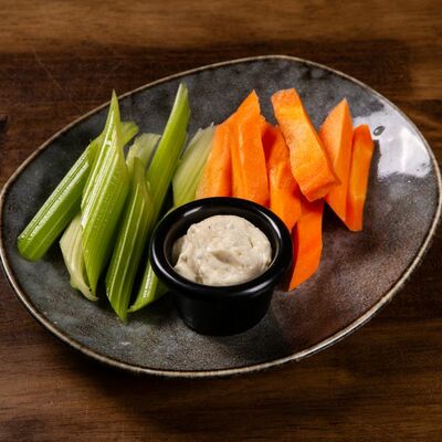 Овощи с соусом блю чиз в John Gilroys по цене 390 ₽