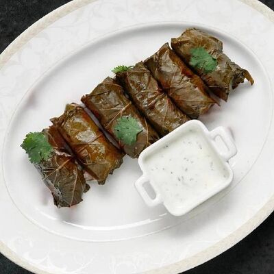 Толма с соусом мацун в Urartu по цене 620 ₽