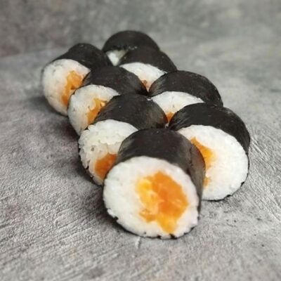 Мини-ролл с лососем в Роллы сумо по цене 559 ₽