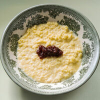 Пшенная каша с земляничным вареньем в Grace Bistro
