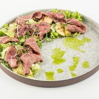 Фирменный салат с ростбифом в Градус Баллинга