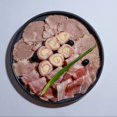 Тарелка мясных деликатесов в Хачапури тетушки Марико по цене 595 ₽