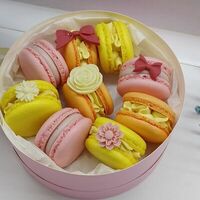 Ассорти макарон с шоколадными цветами и бантиками в Katicake