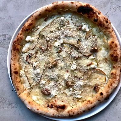 Груша с горгонзолой (28 см) в Tin по цене 1020 ₽