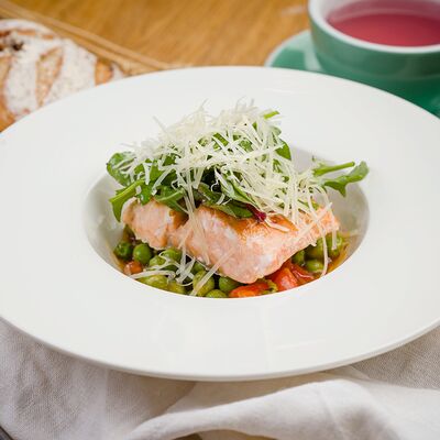 Лосось с зеленым горошком и томатами в Debaton по цене 720