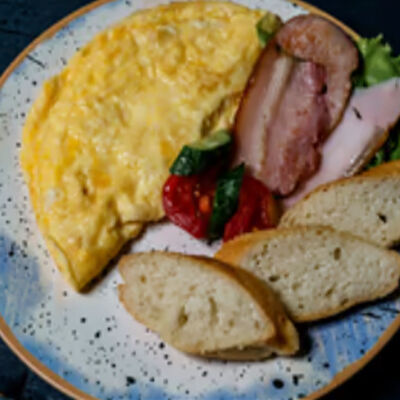 Омлет с сосисками или беконом в Da Vinci Coffee по цене 1850 ₸