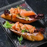 Брускетта с лососем и компрессионным огурцомв FABRIKA