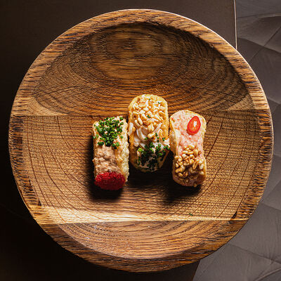 Хрустящие мини-тако с лососем, угрем и крабом в Бибирево по цене 660 ₽