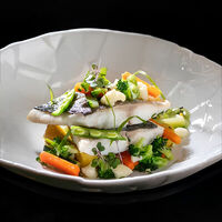 Филе дорадо с бережно приготовленными овощами и соусом из свежей зелени и сыра моцарелла в Peshi