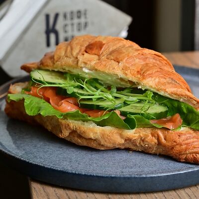 Круассан с лососем в Кофестория по цене 480 ₽