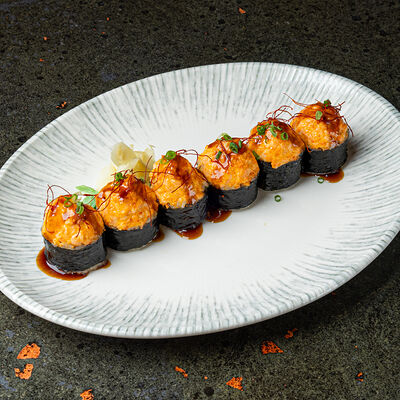 Ролл запеченный с лососем в Sumo Izakaya по цене 870 ₽