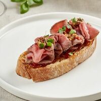 Брускетта с ростбифом в Cacio e Pepe