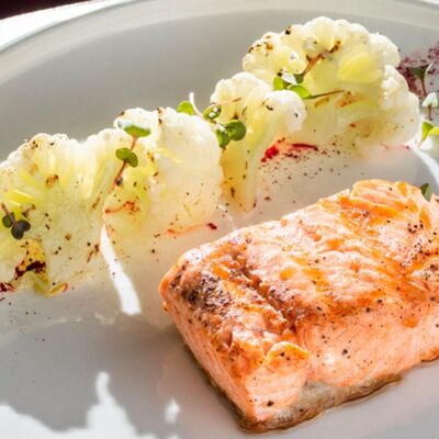 Стейк нежной форели с гарниром на выбор в НУАР по цене 1500 ₽