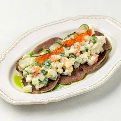 Оливье с языком и красной икрой в Кафе Калачи по цене 520 ₽