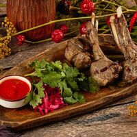 Каре ягненка с кинзой и соусом Сацебели в Дэда