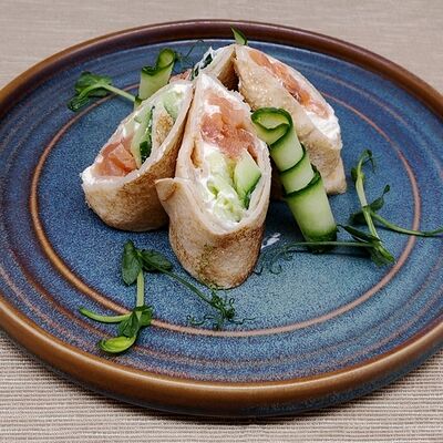 Блинчик с семгой и огурцом в Кафе-пекарня Susser по цене 440 ₽