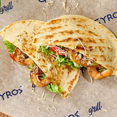 Кипрская пита Цезарь с креветками в Gyros&grill по цене 770 ₽