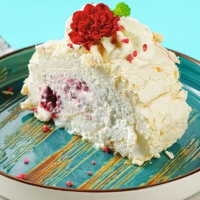 Меренговый рулет с малиной в Зоя в планке по цене 450 ₽