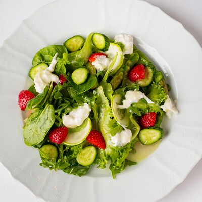Зеленый салат со страчателлой, клубникой и лавандовым соусом в Leto по цене 1160 ₽