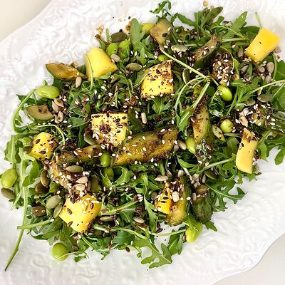 Зелёный салат с битыми огурцами, манго и бобами эдамамев Просто Азия x Десертория по цене 640 ₽