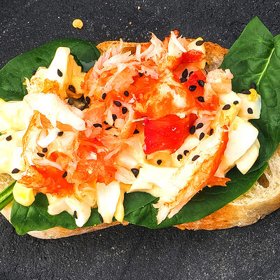 Брускетта с крабом, шпинатом и соусом понзу в Mojo по цене 250