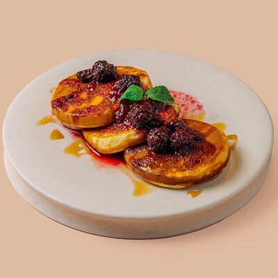 Панкейки с солёной карамелью и ягодным конфи в Balcon Day & Night по цене 590 ₽