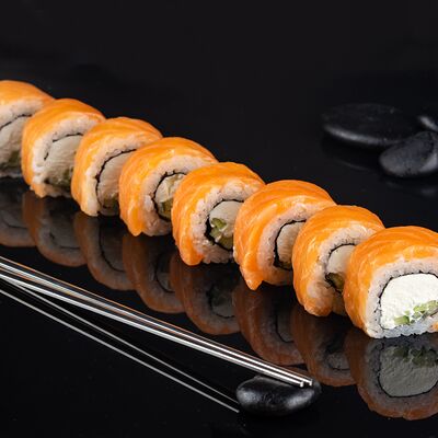 Филадельфия с огурцом в Татаки по цене 699 ₽