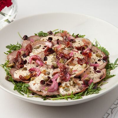 Салат с говядиной и соусом из шпрот в Dr. Живаго по цене 990 ₽