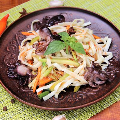 Удон с осминожками чили в АрисА - лавка азиатской еды по цене 560 ₽