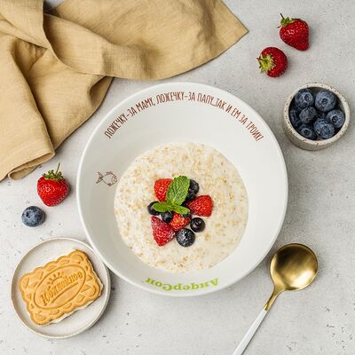 Овсяная каша со свежими ягодами и печеньем из детства в АндерСон по цене 590 ₽