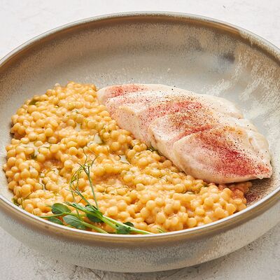 Куриная грудка су-вид с птитимом в сливочном биске в Балтия по цене 790 ₽