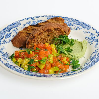 Тартар из лосося с авокадов Bimi Vita по цене 790 ₽