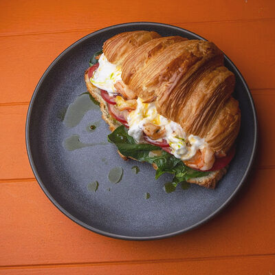 Круассан с креветкой, авокадо и страчателлой в Сорренто by Novikov по цене 670 ₽