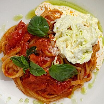 Паста с томатами и страчателлойв Муси по цене 620 ₽