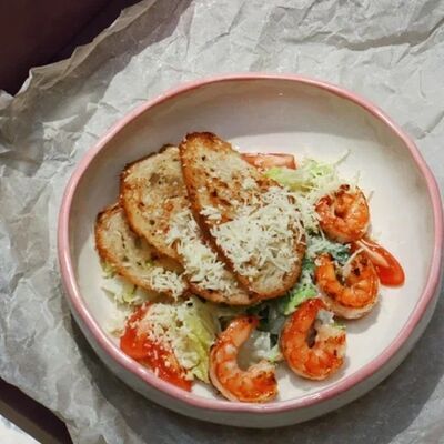 Салат Цезарь с креветками в Сладости и Радости Советская по цене 710 ₽