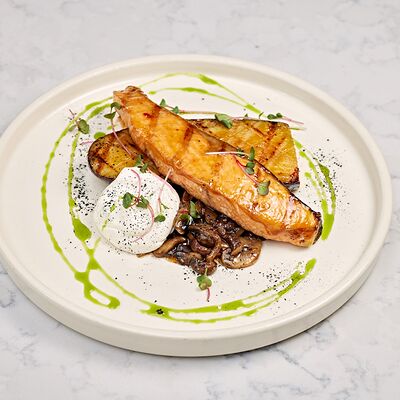 Стейк из лосося с баклажаном и грибами в Икра по цене 1180 ₽