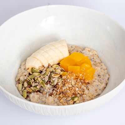 Овсяная каша с бананом и манго в Lilian's cafe по цене 450 ₽