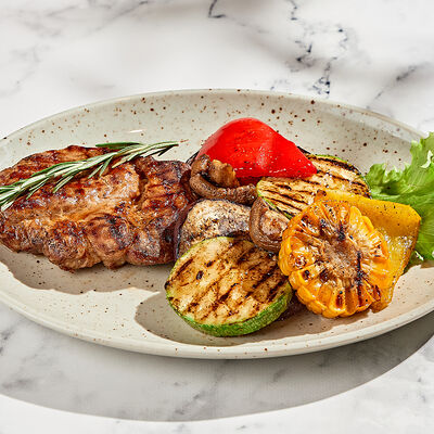 Свиная отбивная с овощами гриль в Теплые края-уголок Италии по цене 795 ₽
