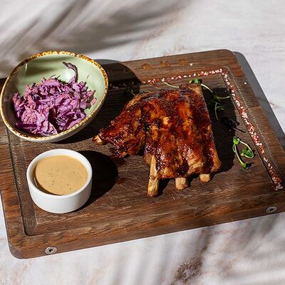 Медово-горчичные свиные рёбрышки в География по цене 925 ₽