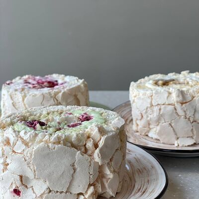 Меренговый рулет Фисташка-Малина в Bella Chiglintseva по цене 409 ₽