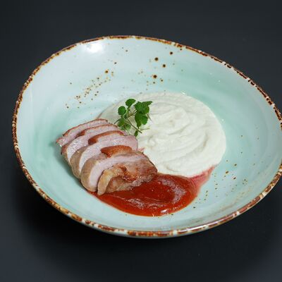 Утиная грудка на гриле с пюре из жареной цветной капусты в Монтенегро по цене 890 ₽