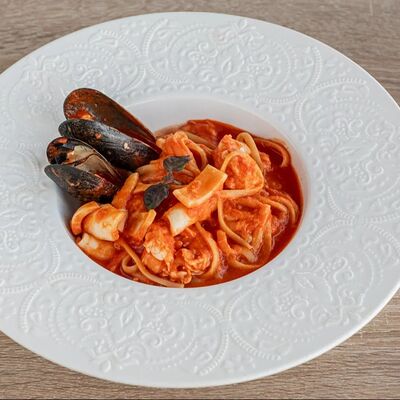 Лингвини с морепродуктами в томатном соусе в Эрато по цене 1290 ₽