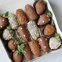 Фруктовые конфеты Ассорти в молочном шоколаде в SweetGift клубника в шоколаде