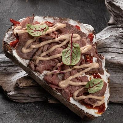 Брускетта Ростбиф с вялеными томаты и соусом Тоннато в Пламя и Вино по цене 720 ₽